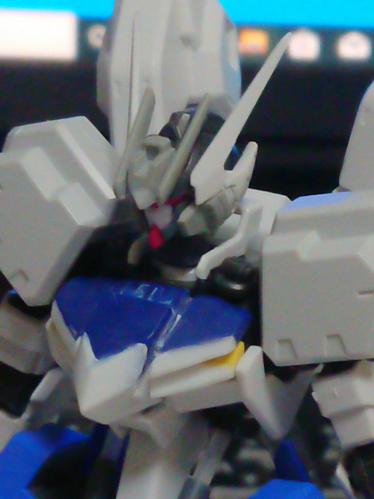 頭部はバルバトスをベースに00スカイの顔やEG-SRのアンテナや頬当てを使いオリジナルの頭部を作ってます。