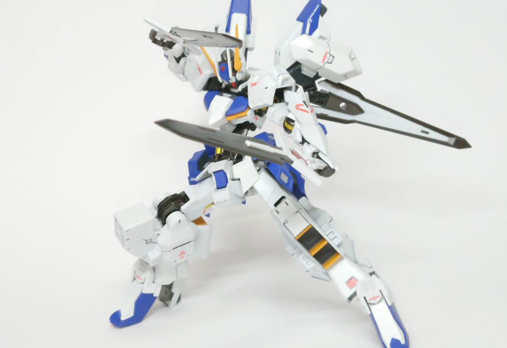 武装その2 ブレイクエッジ
この2つの剣はアスタロトオリジンに搭載されていたγナノラミネートソードを発展させた装備であり腰のユニットからエイハブ粒子をチャージし刀身にそのエネルギーを送ることによりナノラミネート装甲をも切ることができる。
しかしチャージしたエイハブ粒子は限りがあるため長時間、当機能は発動できない。切りつける瞬間にのみ発動するようになっており、これが基本的な使い方となっている。