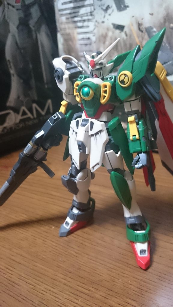 ・ウイングガンダムフェニーチェ
こちら放送当時に製作したもので、一部破損した箇所を補修したり、リペイントしたりしてるっス。内容は…
・コンセプトが「アイラ戦後、もしリナーシタを別機として製作しており、フェニーチェはフェニーチェで再補修され保管されていたら」なので、補修後として、グレー塗装の箇所を増し増し
・手首をビルドナックルズに変更
・破損したアンテナをリベルタの余剰パーツのリナーシタのアンテナを加工して代用
・ツインアイをガンマカのメタグリーン、メタピンク使ってリペイント
くらいっスかねぇ…つくったのが放送当時とかなり昔なので、ポロリや関節のへたれが凄まじいっス