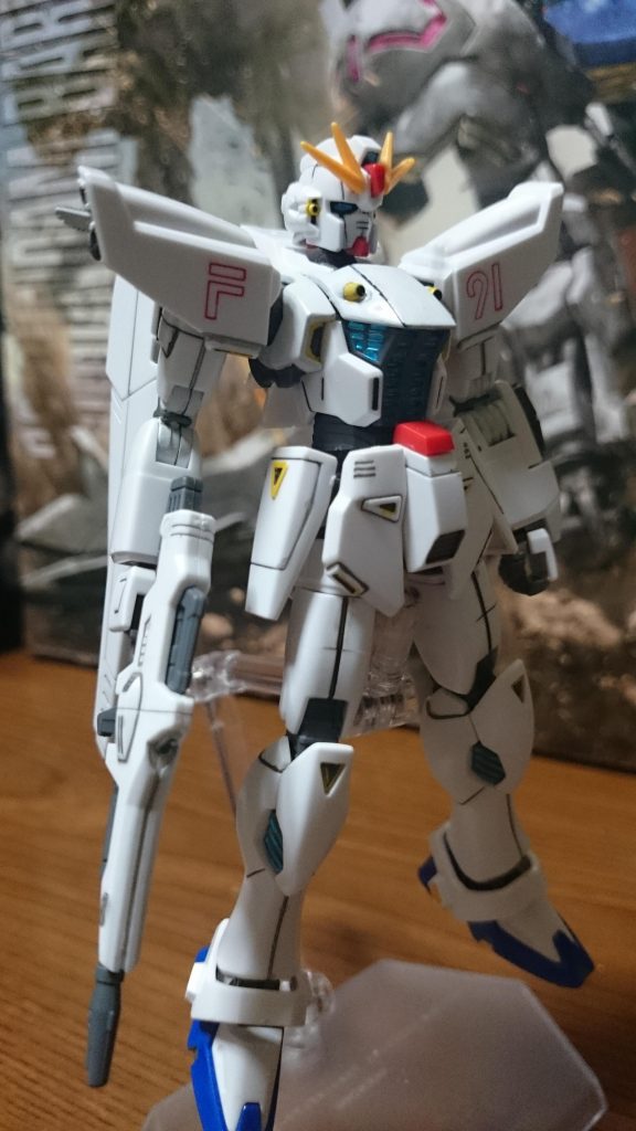 ツインアイ等センサー類は、MGではブルー、ダムエーで連載が開始された号の表紙のカラーではグリーン、ダムエー最新号の表紙のカラーではブルーと安定しておらず、取りあえずメタブルーで塗装したっス