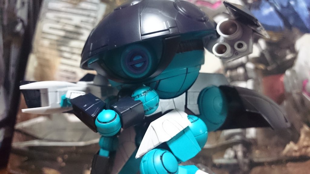 頭部?横に大型ビーム砲(右側)と3連ミサイルポッドを装備っス。
ちなみにハンドパーツは平手一種類っス