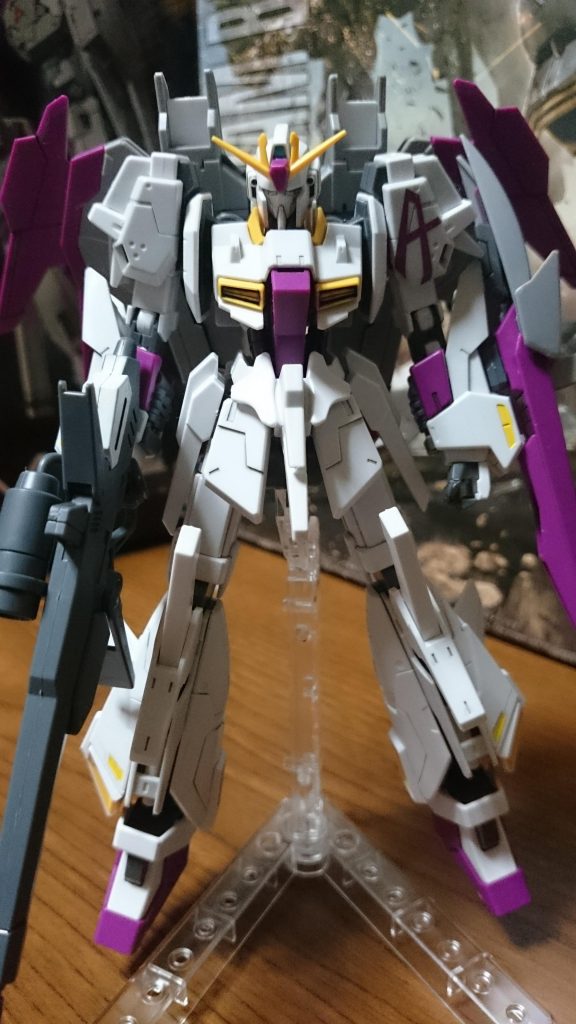 ・ライトニングZアスプロス
藤田版Zガンダムの意匠が満載なライトニングZのホワイトカラーっス!自分たしか藤田版Zのフィギュアを持ってたような…まぁ、劇場版Zが公開されてた時期(…だったはず)の一品な上に、その頃自分はまだ小学生だったので今どこにあるかとかはさっぱりっスけど。
今回バインダーのパープルの箇所にシールを使用してるっス。
前腕はガワラ曲げ出来るのが嬉しいっスね。
また肩とシールドに水転写デカールを使用してるっス。
自分水転写はチト苦手で…マークセッター使ってもたまに失敗するくらい苦手っス…今回はたまたまうまく貼れたっスけど、正直何かの拍子にぽろっと剥がれるのではと思ってしまい、キットを触るのはもうおっかなびっくりな感じっス
というかシールドのデカールちょっぴり失敗しとる…