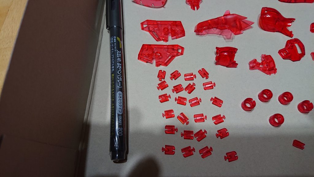 ファンネル細かすぎ、さすがRGだね。ヤスリ600番、800番、1200番、その後、爪磨き仕上用、コンバウンド8000番、きちぃ。