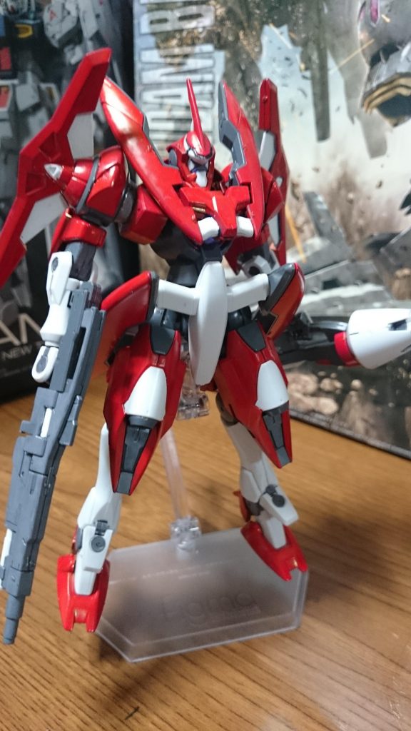 元は紺色のアドヴァンスドGN-X・エイミー機をガンマカのレッドで塗装してデボラ機に仕立てたものっス。
デボラ機の発売アナウンスもいつか来るだろーけど、まだ先だろーなぁ、くらいのやる気でつくったんスけど、まさか完成から1クールも経たない間に発売アナウンス来るとは…X1フルクロスの時といいやっぱり「作ると出る」みたいなジンクスは存在するんスかね…?(ジンクスだけに)