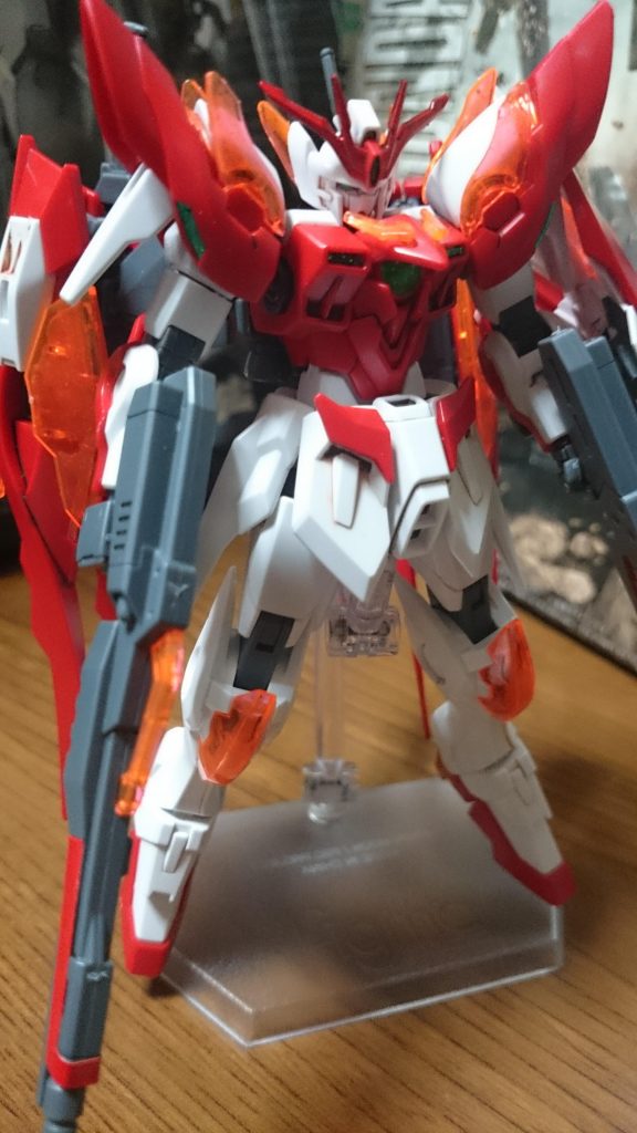 ・ウイングガンダムゼロ炎

スミ入れと部分塗装っス。またビルドバーニング、トライバーニング同様にクリアパーツ裏と、胸・肩のグリーンの部分にラメ糊を塗ってるっス！
スミ入れはレッドのパーツをブラック、ホワイトのパーツはダークグレイと、炎クリスタル付近を中心にピンクブラウンを使用してるっス！

……ハズレを引いたんスかねぇ…肩と手首、膝がすごーく外れやすく、シールドも干渉するので、弄りにくいっス…