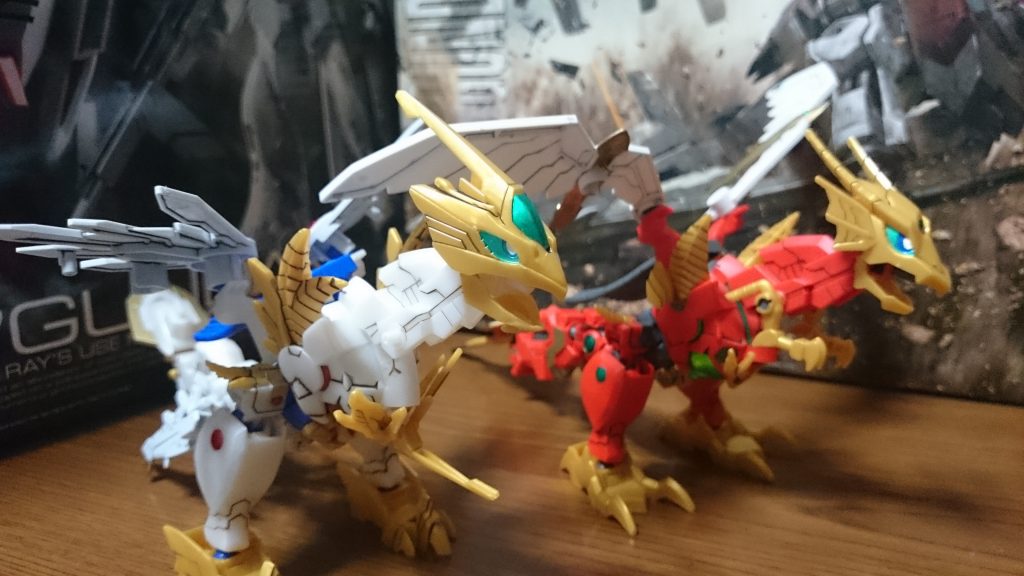 ・ガンドラゴンモード比較
共通パーツは半分以上なのに、色が違うだけでこうも印象が違ってくるとは…手がなくなってることもあるんスかねぇ。
翼のサイズは少し小さくなってるっスね。GNガンブレードも外してるし。
しかし、翼を見てELSアストレアぽいと感じたんスけど、改めて見るとクアドルン味がいっぱいっス
……ところで、ヴァルキランダーって装甲の下にお胸あるし、赤い龍と白い龍だし…これは最早おっぱいドラゴンとケツ龍皇なのでは…(違