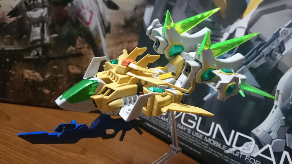 ・メガコアブースター
コアブースターにガンビットとガードビットを加えたものっス。
この状態だと、足に追加パーツを取り付ける前に股下の3mm穴にスタンドを取り付けてないと、ビットが邪魔で取り付けられなくなるっス。またそれでも足と足の間にスタンドを通すので、支柱が大きめのスタンドは使用できないっス