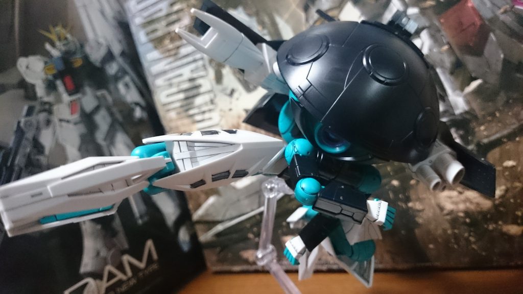 メイちゃんが人型でもよくやってた蹴り!ウォドムキック!可動域は高めっス。
ただし頭部(?)はサイドの武器が背部のパーツと干渉するため一回転は無理っス