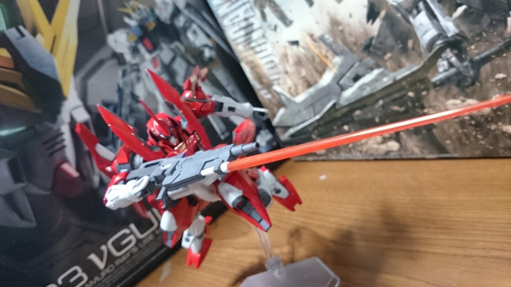 ・アドヴァンスドGNビームライフル
銃口下部にGNビームサーベルを取り付けることで銃剣のように扱うことも出来るっス。本来、バレルを交換できるんスけど、塗装して厚みが出たせいか、外そうとすると硬く、みしみしといった感じの音が聴こえてきたので、暫くはこのままで固定っス…。
……あと自分、00の外伝はあまり詳しくはなく、この機体の擬似太陽炉のGN粒子が改善される前なのか、後なのか、わからなかったので、取り敢えず↑画像のように改善された後のオレンジ色のものと、⬇画像のように改善される前の赤い色のものの2種類を用意したっス