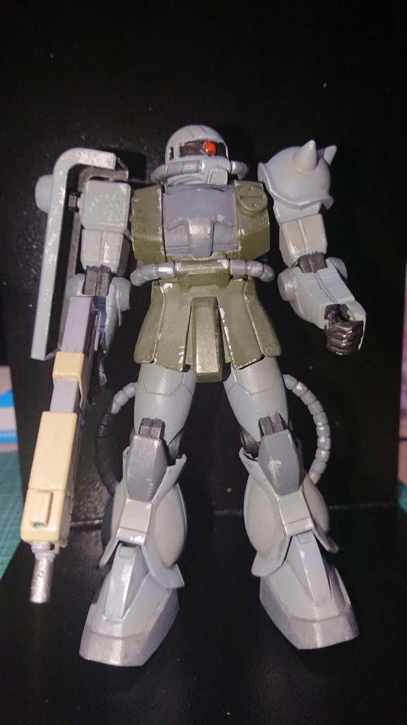 腕部は塗装の関係から、デザインナイフで削り、合わせ目をモールド化。背景は100均のブックスタンドです。