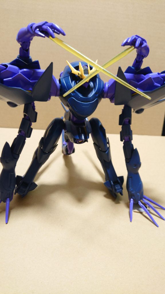 武装は腕部クローに肩部サブアーム、股間部ビーム砲、テイルスピアー。
更に脚部そのものがビームライフルとしても使用できる。