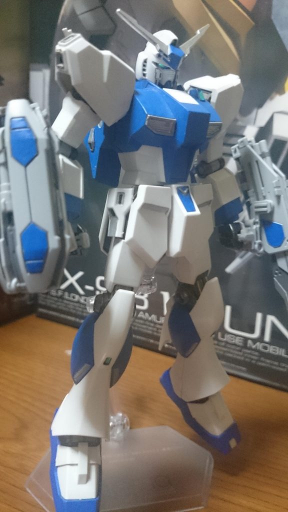 ・νガンダムヴレイブ

主にブラック部分をブルー、イエローの部分をシルバー&シャインシルバーといった感じで塗り替えっス！専用アンテナは接着っス。

マーキュリーレヴ用のハンドパーツをガンメタで塗装。それに合わせて、本体のフレームも一部をガンメタを中心にゴールドやシルバー、シャインシルバーで塗装っス。

以前「すえ王」のアメイジングレッドウォーリアを投稿したときにもこれの写真を撮ったっスけど、これは大分前に作ったもので、塗装剥げなどが何ヵ所かあったので一部をリペイントしてるっス