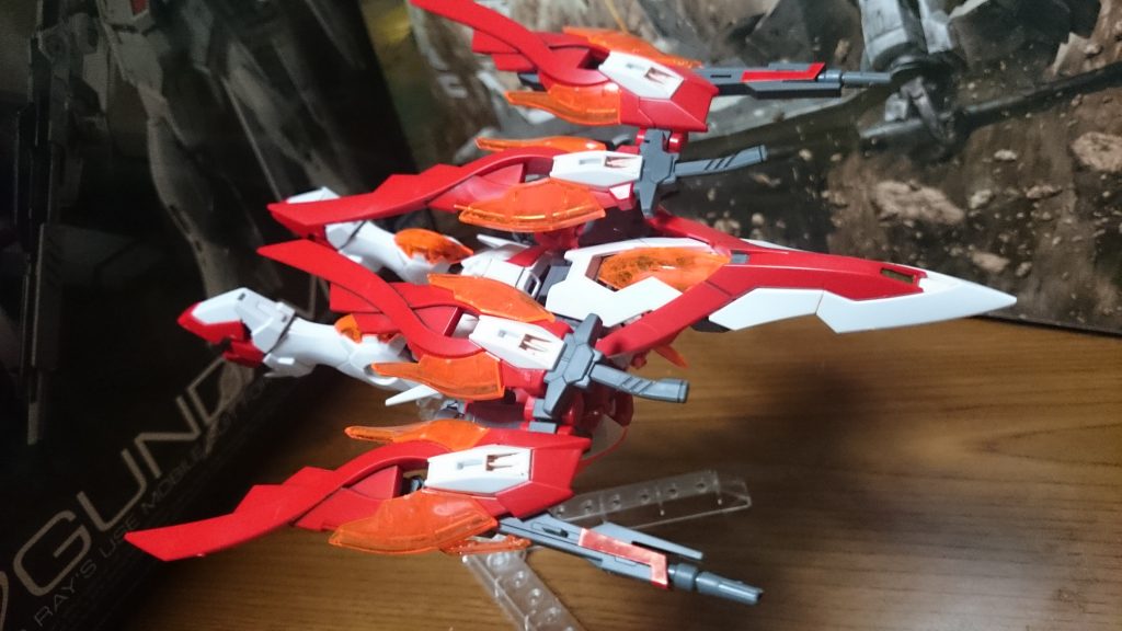 ・ネオバードモード炎

変形っス！翼とハイパーカレトヴルッフを展開してるので派手っス！
シールドの炎クリスタルのすぐ下に顔が写るんスけど、ビームサーベルの柄もあれば、炎クリスタルの裏にラメ糊も塗ってるので、だいぶ見えにくくなってるっス！それでも気になるんなら炎クリスタルの裏をメタリック系のヤツで塗装すればいいんスから