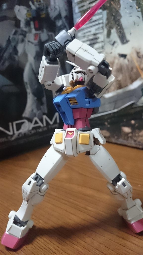 このポーズはけっこう無理があったり、というかちゃんと再現出来てないっス…

あと説明書には載ってないっスけど、この子の角度のついた袖は一度外して回転させることが可能っス。それによって袖の角度の向きや盾を取り付ける箇所の変更が可能っス。今回撮ったポージングたちはこの袖の回転にかなり助けられてたり…