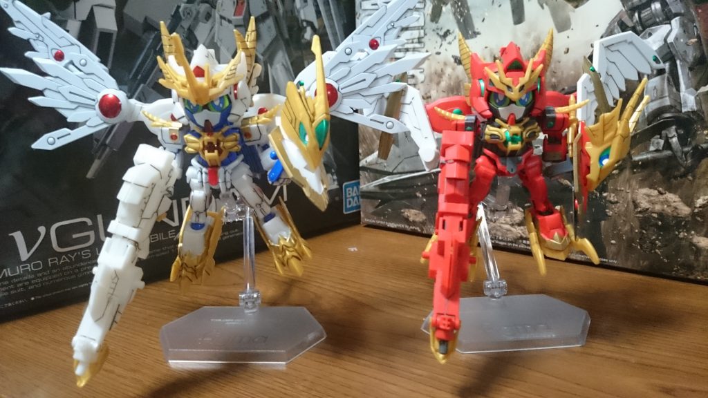 ・竜合身(ドラゴンフュージョン)モード比較
パーツで分けられるゴールドのパーツはヴァルキランダーとエクスで流用されたパーツはなく、総入れ替えっス。
アンテナは小型の物と、その上に被せるバンシィのアンテナと酷似した形状のものとの2段重ねっス。上段のアンテナは少し外れやすいっスね
お次は武装紹介をば。