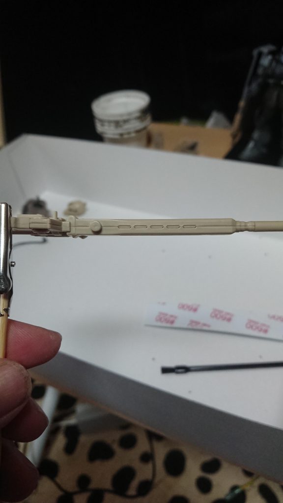 制作時間短縮のため、合わせ目が目立つ頭部、肩、前腕、足、スナイパーライフルを、接着する両側をデザインナイフでカンナ掛け。ディテールアップ風で誤魔化しました。