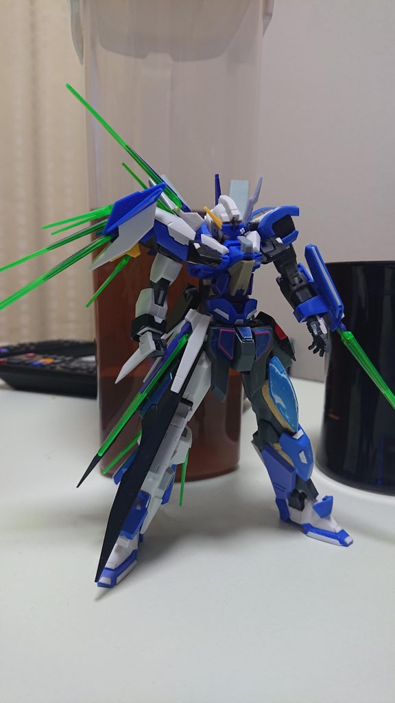 ダークハウンドの胸部を取り付けてバストアップし、それにより干渉した腕の付け根を1ミリほど延長して可動域を確保しています。