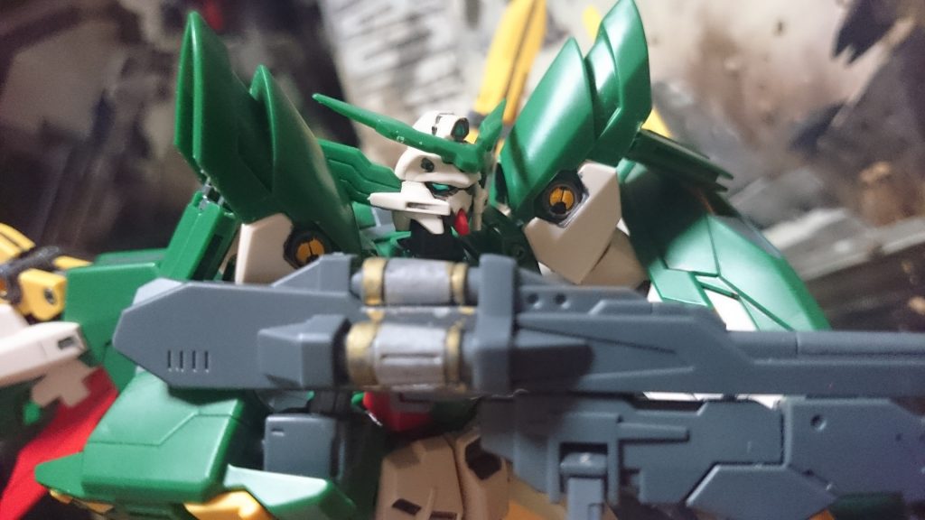 …… ……
…… ……
…… ……
……へ、変形以外特に語ることがないッ!!
大半がリナーシタのパーツで構成されており(故に袖などの欠点も引き継いでたり)、武器もリナーシタの物と同様なので、先にリナーシタを紹介してしまった以上、書くモンがないっス!