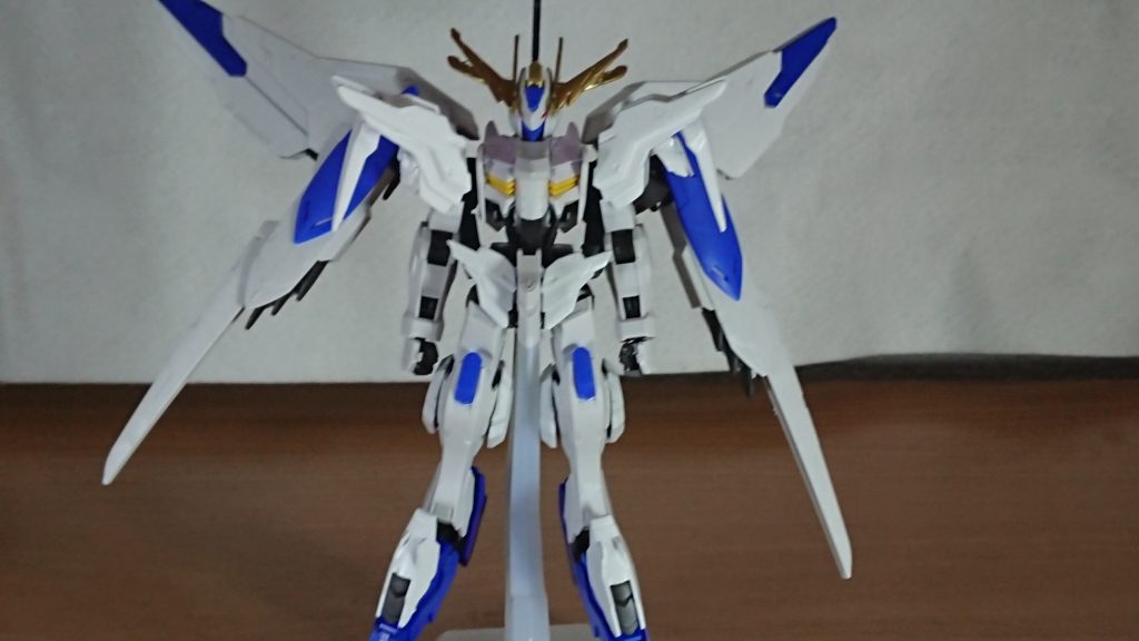 正面。イメージは厄祭戦終了後、バエルの修理ついでにセブンスターズ及びギャラルホルンの象徴として(実戦を度外視した)改良を施したバエル