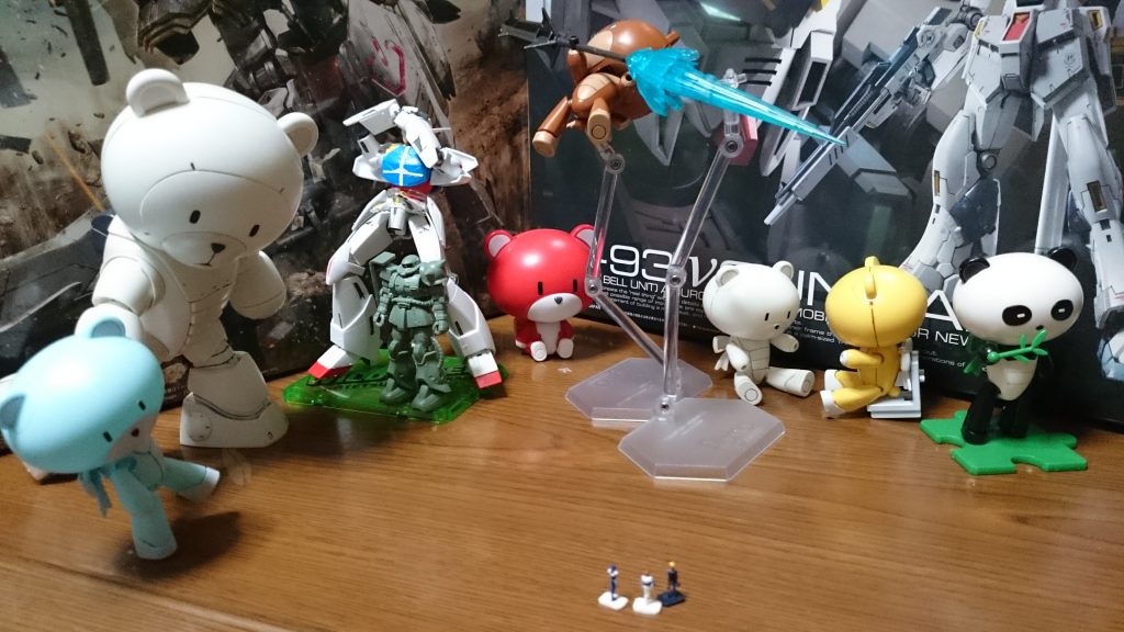 「「「…………」」」

彼らは困惑した。

リディ「えと、あれって、たしか一年戦争時代にジオンが使ったっていうMS、ですよね…？」

アムロ「あ、ああ…たしかにあれは、アッガイ、なのか…？俺もアッガイとは戦ったことはあるが……にしては熊っぽいというか、可愛らしいというか…それに普通のアッガイより小さな個体もいるぞ…」 

キンケドゥ「そもそもあれは、MS…なのか…？訳がわからなくなってきた…」  

アムロ「だからって自棄にだけはなるなよ。あれは、明らかに得体の知れないものだ…何があるかわからないからな」

リディ「取り敢えず、隠れながら村中を詮索してみましょう」

キンケドゥ「こんな訳のわからない場所だ。手分けするよりも固まった方がいいと思うんですが…」

アムロ「そうだな」

リディ「意義なし」

彼らは村を回ることにしました。それでは村の仲間たちを紹介しましょう。