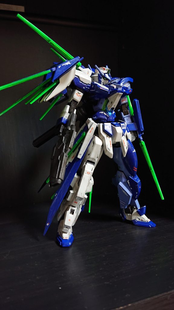 この機体のシンボルとしてcファンネルを右側に集めました!バックアップを右肩に取り付け、腰・足にと集約しました!