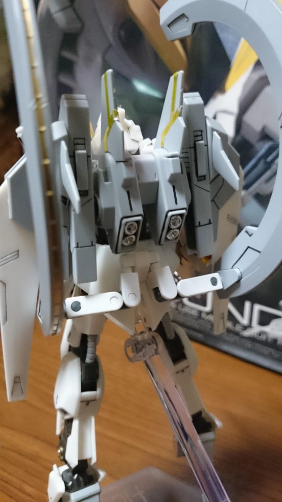 取り付け部はこんな感じ。
BF-AR作者の今ノ夜きよし先生のTwitterに投稿された画像を参考、というかモロパクリして無加工で再現可能っス！
ただし、作者も言ってたっスけど、パーツのテンションで取り付けてるだけなんで、割と不安定。そんで破損がチト怖い。
しかーし！まだ百式のパーツが残ってる(破損前提)！いっそ、百式の一部パーツとミキシングさせて白金なルナゲイザーを作るもいいかも。まぁ、取り付け部が壊れたときの話っスけど