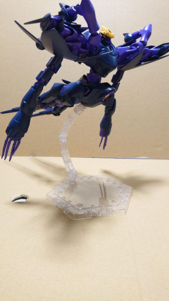 脚部を展開、後ろに移動させて飛行形態に。
水中での巡航も可能と言う設定。