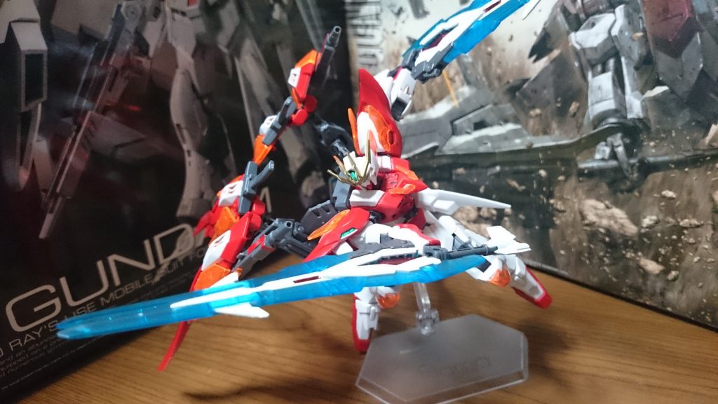 ・カレトヴルッフフェーダー ソードモード

こちらはストック部分を持つんスけど、やはりストックが長くて(ry 
ストックのグリップ部分に肉抜き穴が4つあるんスけど、その肉抜き穴ふたつ分短くするといい感じになりそうっス

ブレード部分以外を塗装してるっス！

主な本体とストックのお尻の部分をホワイト、ライフルモードとソードモードのグリップ部分をグレー、作中でレッドの部分はロイヤルメタレッドを使ってるっス！唯一塗装していないブレード部分はヤスリスティックを使って研いてるっス。

……なおちょ～っと失敗がいくつか。
①塗装してないブレード部分なんスけど、取り付ける箇所をホワイトで重ね塗りしてて、取り付ける時に長い方のブレード先端部分がポッキリと…それも二振りとも！
なんとか接着剤を使用して、目立たない程度にはリカバリーしてるっス。幸い画像だと何もわからないっスね。肉眼で直接ブツを見ても、遠目では殆どわからないっス

②本来ソードモードでは連結パーツを使用することで、ランスモードに出来たんスけど、塗装の影響か、ストックのお尻の部分が外れなくて、取り付け不可能っス。もうちょい力を入れたら外れそうな気はするんスけど、それ以上にストックがポッキリ逝きそうな予感も…
正直もう塗装するのが疲れたから助かったとも言えるっス