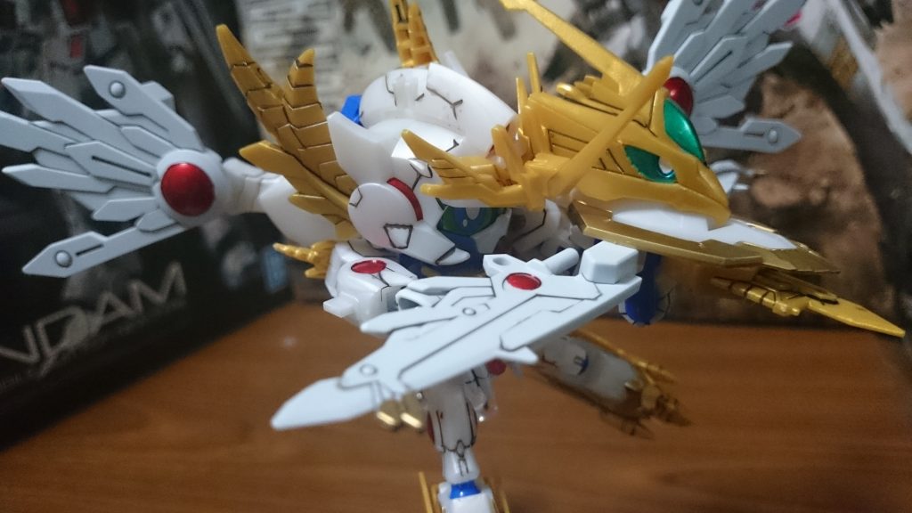 ・右手で矢を引いてる風に
SDだから手足が短く、武器と顔が近くなる為、狙い撃ってる感がすごく出てて予想外のかっこよさっス!この場合、シールドに付属してるガンドラゴンモードの頭部が照準機っスかね