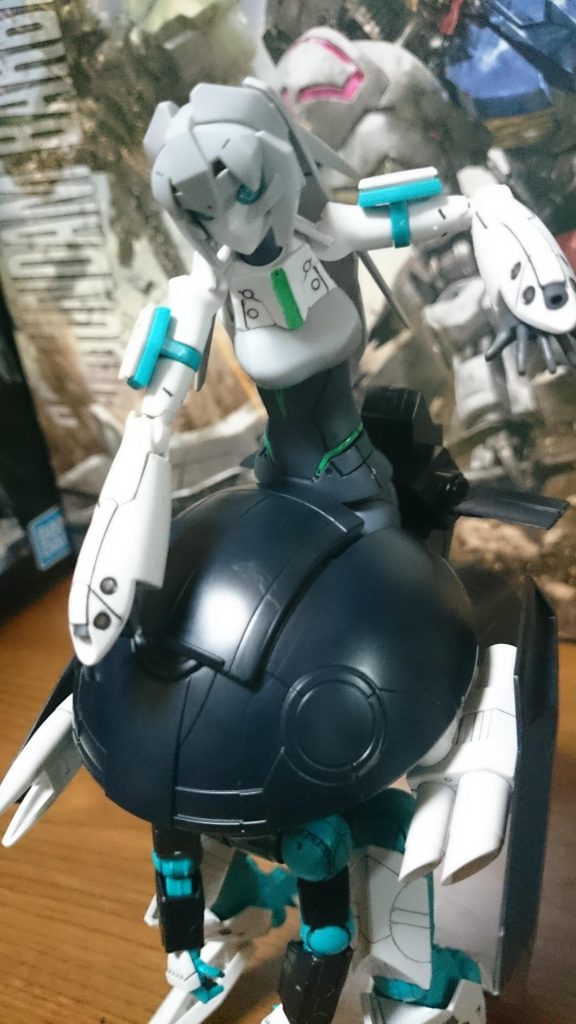 よっこらしょっと(ヌッ
こんな脱ぎ方はいやだ。やはりこちらも脚は当然入らず
…… ……
…… ……
ここからは他のガンプラも交えてアクションっス!