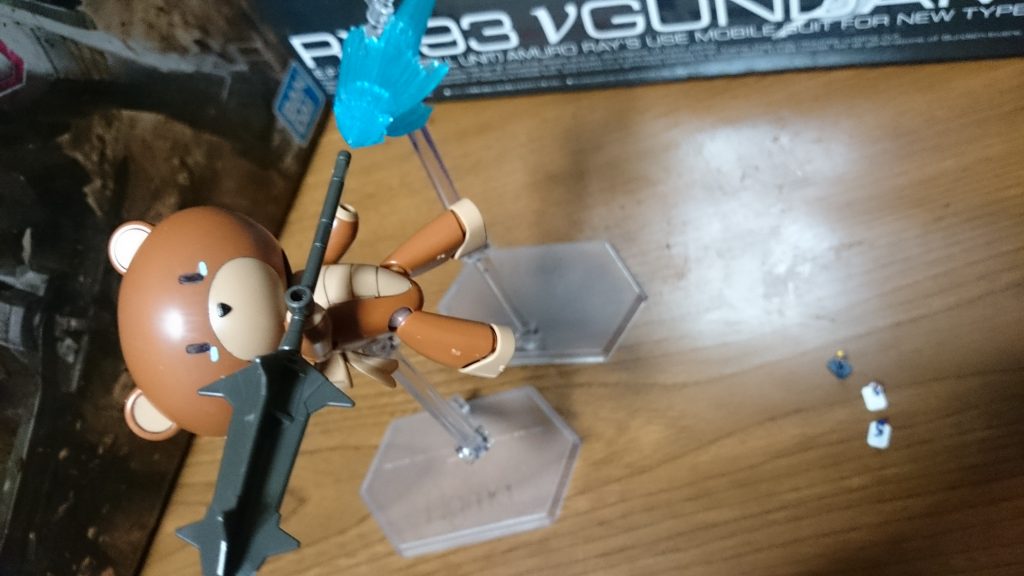 プ茶ッガイ「うわあああああああああぁぁぁぁぁぁぁ」ｺﾞｫｫｫｫｫｫｫｫｫｫｫ!!

メイスに飛ばされてるあの茶色いプチッガイはプ茶ッガイ。ちょっぴり泣き虫なプチッガイです。
今日も今日とてメイスに振り回されてます。なんでもあのメイスはポケットから光輝いて出てきたそうで、上手く扱おうと練習はしているようなのですが、いつもこんな感じのようです。
がんばれ、プ茶ッガイ！今はからだが小さいから振り回されてるだけ。きっと大きくなったら上手く使いこなせるようになるよ！

…… ……

…… ……

リディ「あれって、鈍器、に見えますよね…」

キンケドゥ「たしかにあれはメイスっぽいけど…」 

アムロ「メイスがジェット噴射するだなんて聞いたことも見たこともないぞ…無論アナハイムでもな」

キンケドゥ「サナリィでだってありませんよあんなの…」

リディ「俺も…バンシィに乗るとき、一応ユニコーン関連の武器リストには全て目を通りましたが…さすがにあれは…」

アムロ「取り敢えずこっちに落ちてくる前にはやく離れよう！どう見てもあれはコントロール出来てない！」