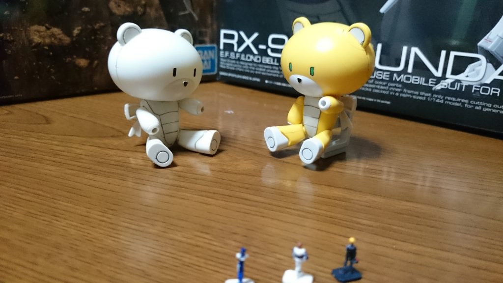 子プチッガイ(次男)「今日兄ちゃんとおかあさんが買い物に行って、ぼくお留守番なんだけど、ぼくの分のフルシティニッパーも買ってきてもらう約束なんだ！」

ウイニングッガイ「へ、へぇ、よかったじゃないの」

ウイニングッガイ(言えない…！一昨日私が買った分で最後のひとつだったなんて口が裂けても言えない…！ネットで調べたら再販は３ヶ月後だっていうし…)

白いプチッガイは先程のママッガイの子供でスカイブルーの子プチッガイ(長男)の弟の子プチッガイ(次男)。その相手をしているのは緑色の目が特徴的なウイニングッガイ。あの子達は友達のようです

リディ「あの黄色いの、なんか慌ててるように見えませんか？」

アムロ「そう言われてみれば、そのようだな…会話の内容までは聞き取れんが…」

キンケドゥ「白い方は喜んでるように見えますけどね…」

アムロ「まぁ、我々は近づくわけにもいかんからな。それに俺たちが関わったところで、何か役に立つとも限らんしな……ほんとにこの村はなんなんだ」