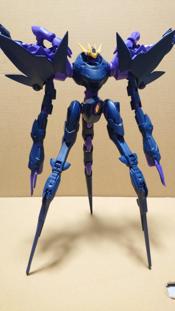 一応スタンドを使用せずに自立することが出来ます。
この状態の高さはとても凄まじいものになっています。