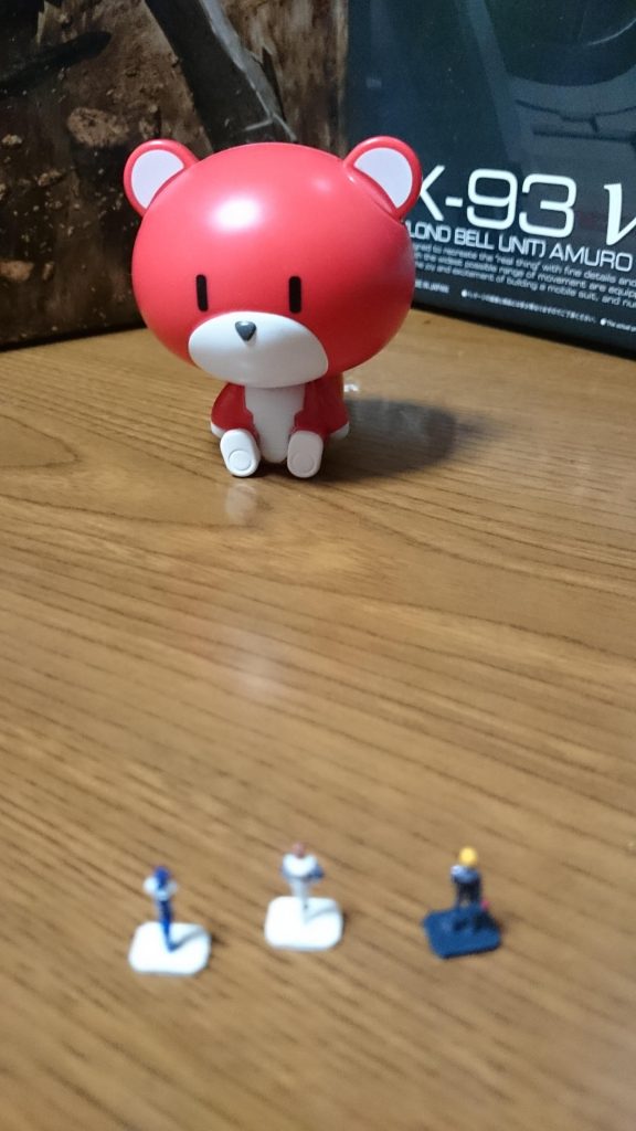 キンケドゥ「あの赤いの、さっきっからぴくりともしませんね」

リディ「寝ている、のか…？」 

アムロ「いや、あれは、よく見たら石像なんじゃないか…？ぴくりともしなさすぎるし、他の子供達と比べてサイズも段違いだ」

この赤い石像プチッガイは村の守り神。動くことはありませんが、実は意思があり、人知れず、もといアッガイ知れずいつも村を見守っているのです。当然村への訪問者である彼らのことにもきづいているのだけど、彼らに敵意がないことくらい見抜いているのでスルーです

ちなみにこのプチッガイ、プラモではなく、「カプキャラ プチッガイ」というガチャガチャの景品です。すごく可愛いです