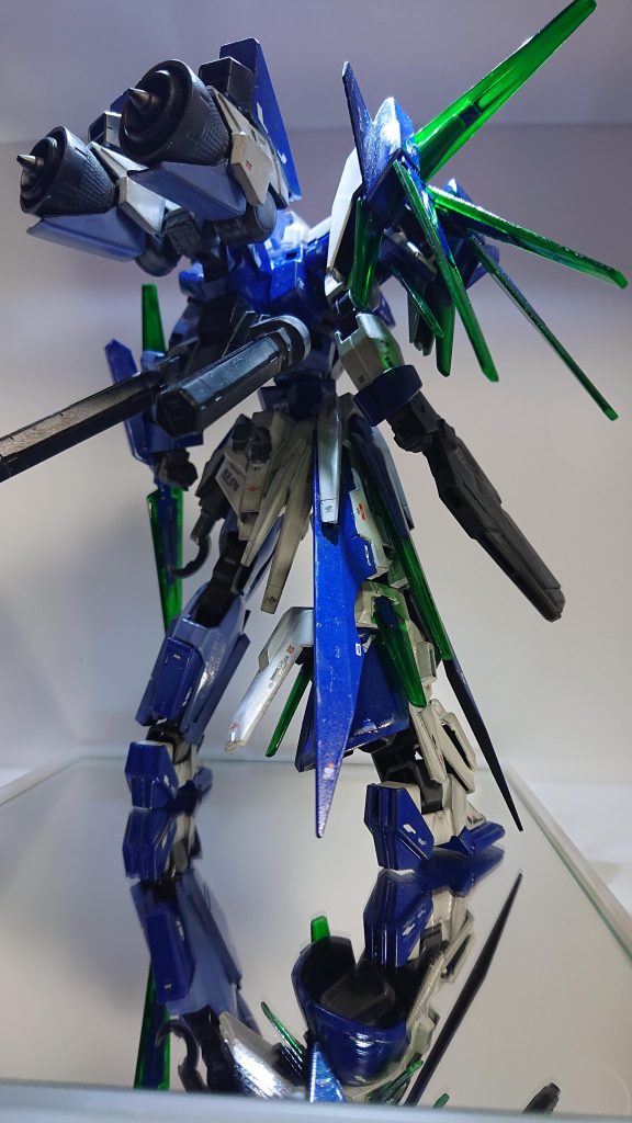 右肩に取り付けたバックパックの代わりに大型ブースターとエネルギータンク?的なものを取り付けています。