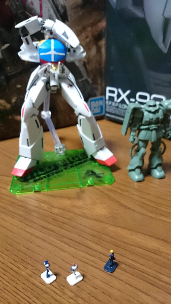 キンケドゥ「ちょっ！ちょっと！あれを見てください！」

アムロ「どうした？……！あれは、MS!?それもガンダムタイプじゃないか…!?」

リディ「ガンダムぽいですけど、アンテナはないし、やたら丸っこいし…それに手で隠れてよくは見えないけど、なんか髭のようなものありません？」

アムロ「というか、あのポーズはなんなんだ…？」

キンケドゥ「なんというか、悶絶してるような、苦しんでるような…ところで、ガンダム？の横にいるのってジオンが使ってたってうザクじゃないですか？」

アムロ「うん？たしかにあれはザクだけど…小さいな。それに色が足りてない。モノアイ以外は緑一色じゃないか。手抜きか？」

リディ「あの熊アッガイだけでも訳がわからないというのに、謎のガンダムと小さいザク…謎が深まったぞ…」

キンケドゥ「！ 誰か、いやなにか来たぞ、隠れろっ！」