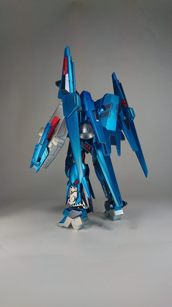 背面をパシャリ。百万式のメガライダー部分を配置変え、加工、余剰パーツ張り付けで作ってます。
下方向へ伸びるパーツが多いのがお気に入りです。