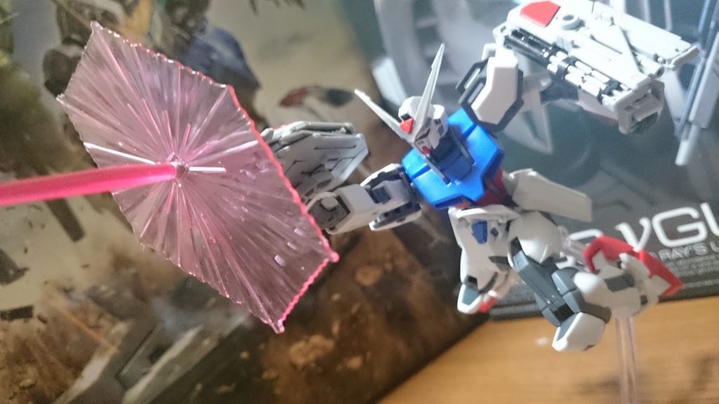 射出した後はビームサーベルとビームシールド(ヴィクトリー、V2、セカンドV等に付属するタイプ)エフェクトを取り付け可能っス。そこそこ重ためっス。
また取り付けるピンは折れやすく、注意が必要っス。自分はソッコーで折ってしまい、止めにアンテナも紛失したことも相まって追加で購入したっス…