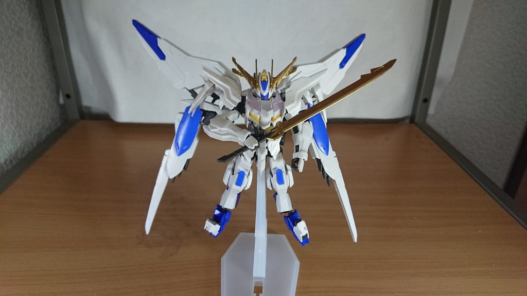 武装その2、バエルキャリバー。対MAを想定した特殊合金製の大型剣。出力が上がったブースター、大型化したバックパックにより崩れたバランスと合わさり使いこなすのは困難だかアグニカなら…という設計者の願望が混じってるとかなんとか