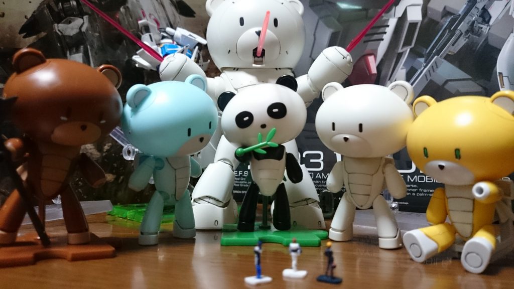 ママッガイ「あらあら、どうしたの？知らない人たち？」

リディ(母親まで…！というかなんで手と口からビームサーベルが…！？)ﾋﾟｷﾘﾘｰﾝ

キンケドゥ(アムロ大尉、あんなのと戦ったんですか…！？)ﾋﾟｷﾘﾘｰﾝ

アムロ(いや、何度も言ってるが俺が知ってるアッガイはあんな熊でもなければビームサーベルなど搭載すらされてなかったぞ！というかどうしてビームサーベル剥き出しでいるんだ！)ﾋﾟｷﾘﾘｰﾝ

ベアッガイたちは人間が珍しいようです。少しずつ彼らに近づいています。

じりじり。じりじり。

リディ「ちょ、待ってくれ！話せばわかるっ！」

アムロ「落ち着けリディ少尉！まだアッガイたちに敵意があると決まった訳では―――」

キンケドゥ「でもビームサーベル出てるんですけど！」

じりじり。じりじり。 じりじり。じりじり。

じりじり。じりじり。じりじり。じりじり。

じりじり。じりじり。じりじり。じりじり。

リディ「う、…」

キンケドゥ「ああ、あ…」

アムロ「……」

「「「うわぁぁぁぁぁぁぁぁぁぁぁぁぁぁぁぁぁぁぁぁぁぁぁぁぁぁぁぁぁぁぁぁぁぁぁぁぁぁぁぁぁぁぁぁぁぁぁぁ」」」

…… ……

…… ……

…… ……

…… ……

アムロ「ハッ…！」

アムロは目が覚めた。気がつくとラー・カイラムの自室のベッドの上だった。
時間を確かめようと端末を手に取るとブライトからのメッセージが届いていた。つい一分前だ。どうやら新しい機体、νガンダムが完成したとのことだった。アムロはすぐさま着替え、ガンダムを受け取りにいく準備を始めた

リディ「うわぁ！」

リディは目が覚めた。そこは艦の自室だった。どうやらまだ夜中のようだ。時間を確かめようと端末を手に取り、まだ寝れることを確認すると再び枕に頭を沈めた

キンケドゥ「！？」

キンケドゥは目が覚めた。目覚めた衝動で体を起こそうとするが、全身に激痛がはしり、体を動かすことが出来ない。彼は思い出した。宇宙で連邦と戦りあった直後、木星帝国に寝返ったザビーネ・シャルと戦い敗れ、ベラやトビア、ウモンら仲間たちと離ればなれになり、機体も体もボロボロのまま大気圏突入を試みたことを。事態を把握した途端、そばにいた医者が気がついた。医者と話ながらキンケドゥは決意した。取り敢えずはこれから、体を療養し、X1も直して仲間たちと合流することが先決だろう、と。

…… ……

…… ……

…… ……

3人は何か悪い夢を見たことを覚えている。だが、覚えていることはそこまでで、内容までは覚えていない。そして、夢を見たことすらもいずれ忘れるだろう。
何故彼らが集められたのか、そしてあのアッガイのようなものたちはなんだったのか。彼らは知らないし、わからない。そして全てを忘れる。それらを知っているのは赤い石像だけだろう