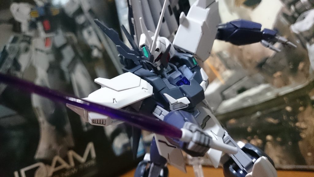 ・ビームサーベル
こちらもνガンダム風のサーベル柄っス!
エフェクトは付属してないっス。ピンクのをマッキーの紫で塗装してるっス