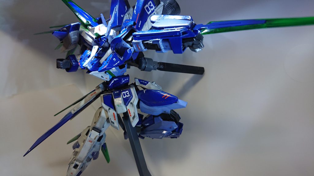 cファンネルを左側に集めていますが、近接用に左腕に2本まで装備出来るようになっています。
その他にage2などのビームサーベルとも交換可能です!