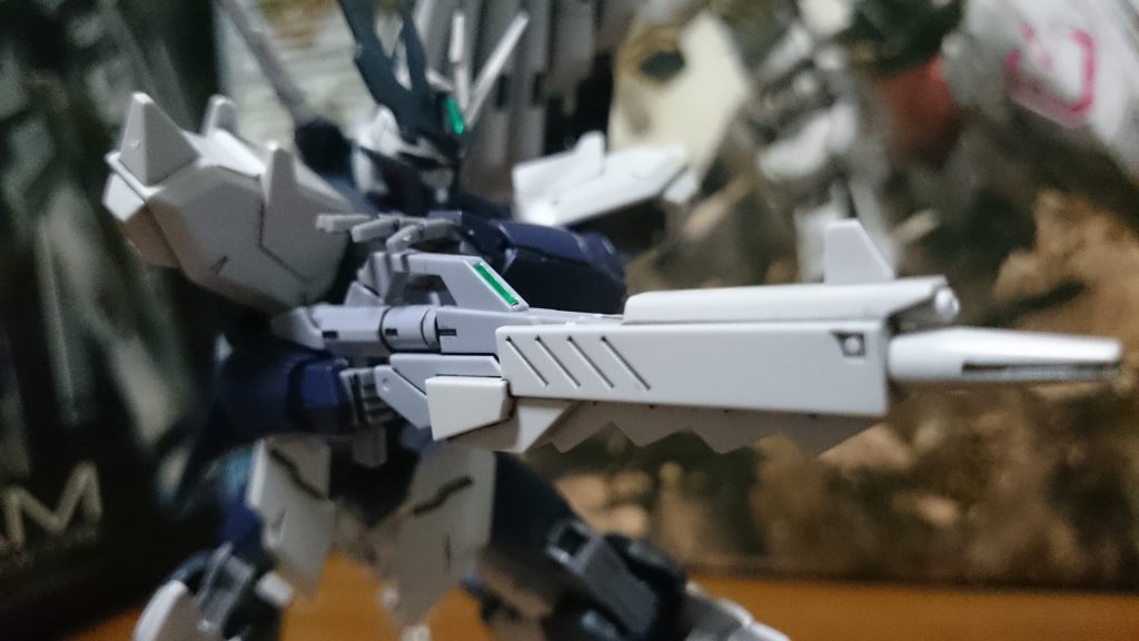 ・ビームライフル
コアスプレーガンとνガンダムのライフル風の追加パーツを合体っス!
ウェポンズの方には肉抜きだらけのダミーのコアスプレーガンが付属してるっス。
ちなみにセンサーの色はグリーン。コアスプレーガンを別途に用意するか、シールor塗装をアルスアースリィのものと選択式にする必要があるっス。
自分は成形色が似ているヴィートルーからコアスプレーガンを持ってきてシールを貼ったっス