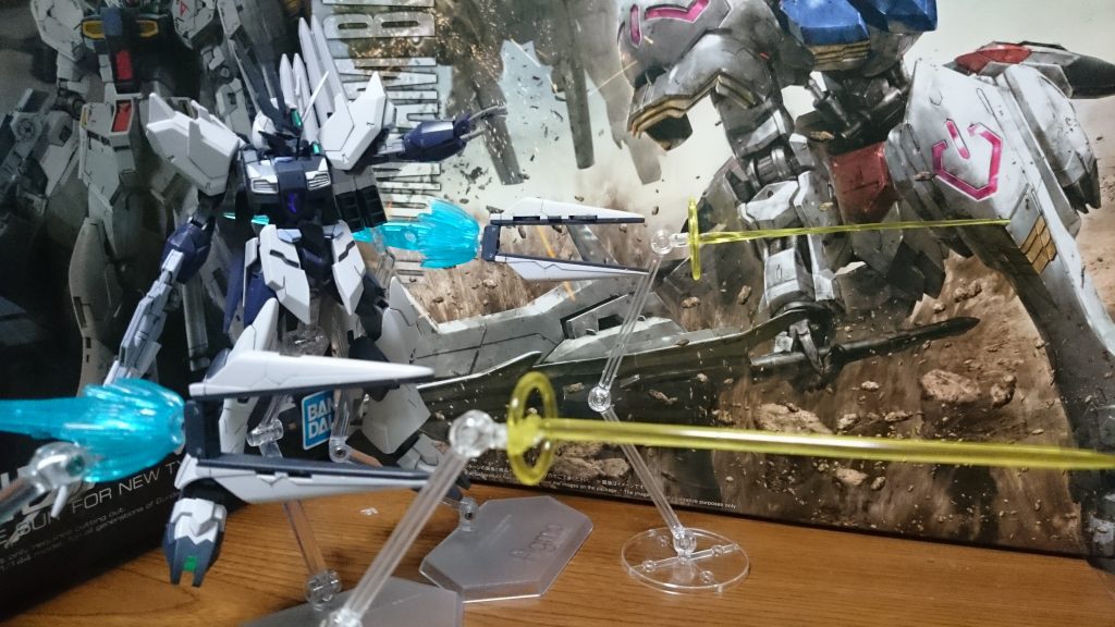 ・フィン・ファンネル
一番外端の2基のみ可動っス。可動するものを6基揃えても無加工では全基可動化、というわけにはいかないっス…
全基可動化はウェポンズを3コ買いするだけでは不可能っスね。加工が必要っス
ちなみにフィギュアライズエフェクトのジェットエフェクトは丸軸のものが使用可能だったっスよ!