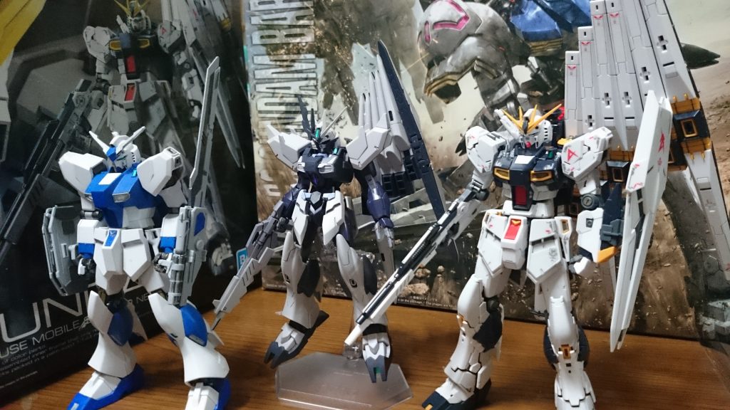 ・色んなνガンダムと比較
左からHGUC(ただしヴレイブ)、フェイクνガンダム、RGの順っス。さすがに大きさは通常サイズのMSと変わらないっスね。てかRG身長高ェ!
そして…