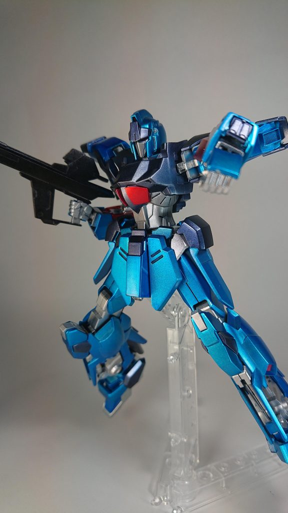 腕はジャンクのZから拝借しました、お陰でミサイルが撃てますね。 
百万式とデルタプラスとの相性がよく、腕を変えても違和感なく仕上がりました。
肩はプラ板やパーツでデザインを弄ってます。