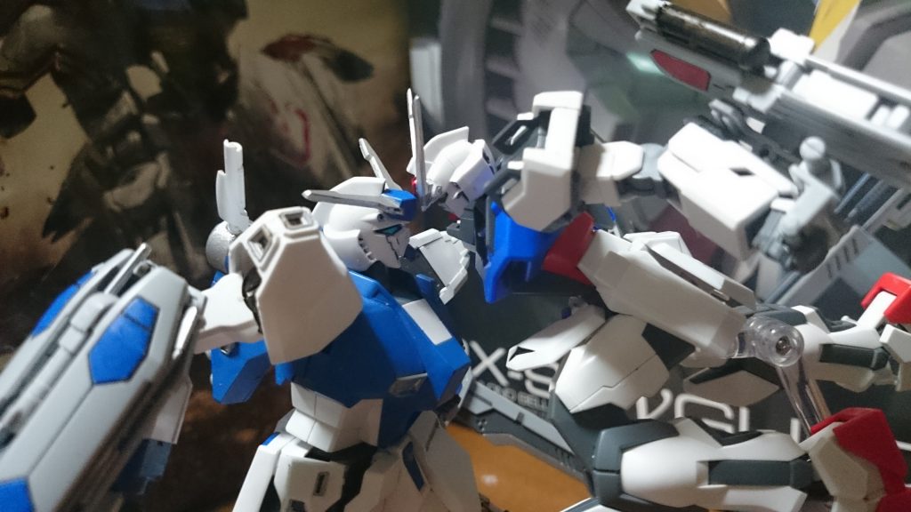 ちなみにストライクの専用アンテナも接着してるっスよ。少し外れやすいんで