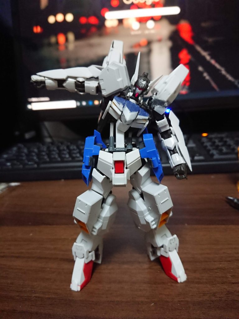 新造した腰のフレームは可動軸を増やしておりポージングの幅を広げております。