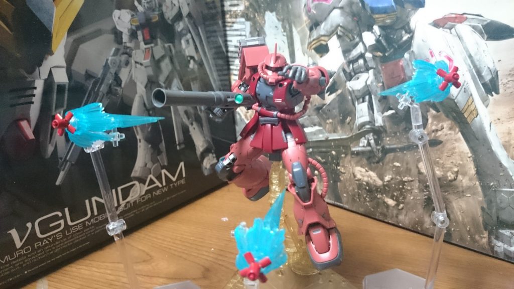 ・ファンネル
右肩の物はバズーカの弾倉か、はたまたミサイルかと思いきやまさかのファンネル!驚かされたっス。
ちなみにコンテナ内のも、単体のも総じてグレーっスから、レッドで塗装っス
エフェクトはフィギュアライズエフェクトのジェットエフェクト(クリアブルー)を使用してるっス。RGνガンダム用に買ったものがこんな形で役に立つとは…