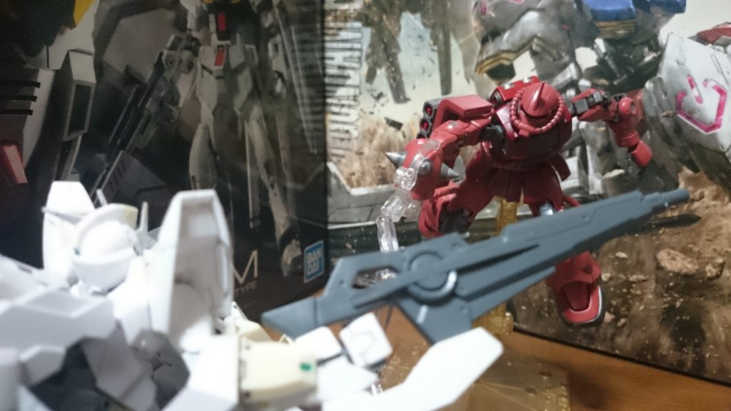 スパイクアーマーパンチ!
まさかこれが見れるとは…!こどもの頃、ザク好きなら殆どの人が考えたのではなかろーか
なお、画像は手首でアーマーを固定出来ず、C字フックで固定っス